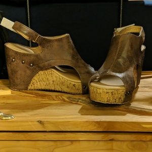 Brown wedge